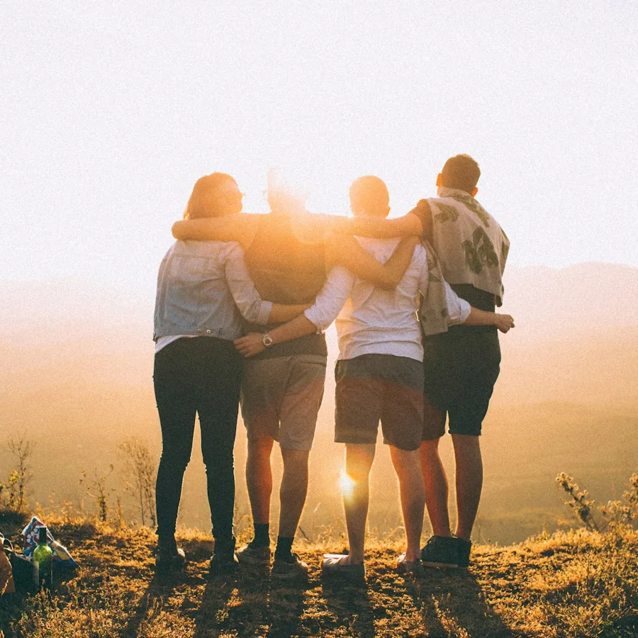 Personas compartiendo un momento de cercanía al aire libre